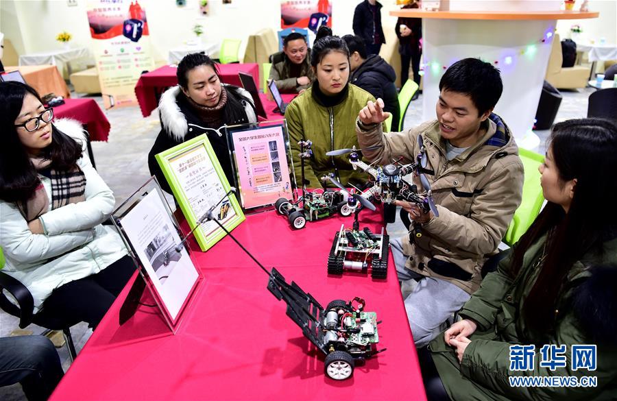 高擎習近平新時代中國特色社會主義思想偉大旗幟——中國共產黨第十九次全國代表大會巡禮