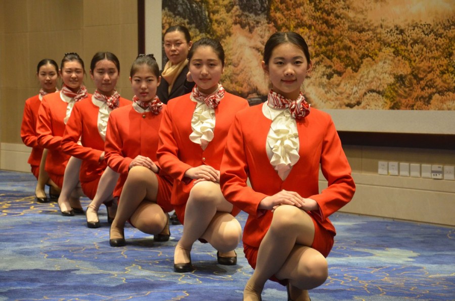 美女志愿者刻苦訓練迎兩會 儀態力求完美