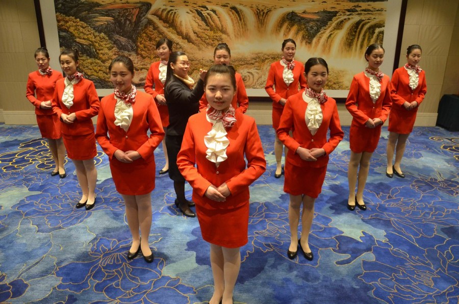 美女志愿者刻苦訓練迎兩會 儀態力求完美