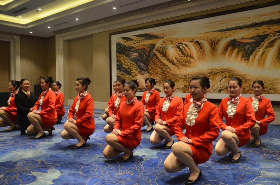 美女志愿者刻苦訓練迎兩會 儀態力求完美