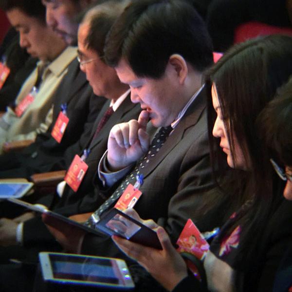 地方兩會低頭族：有人玩游戲看照片