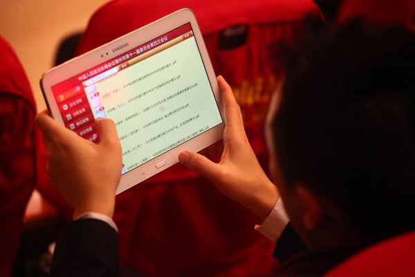 地方兩會低頭族：有人玩游戲看照片