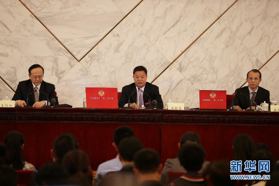 2014兩會首場發布會記者表情：“拍照神器”