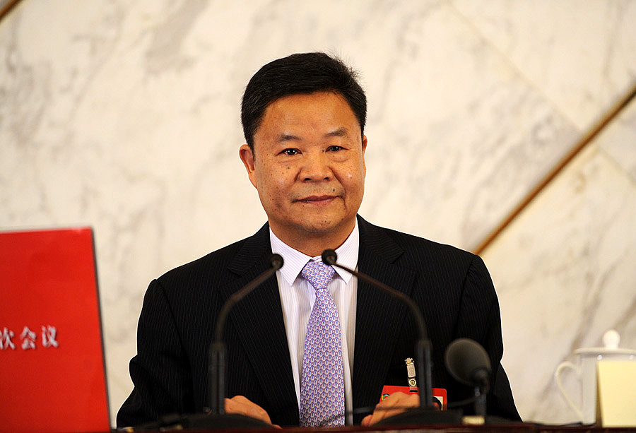 2014兩會首場發布會記者表情：“拍照神器”