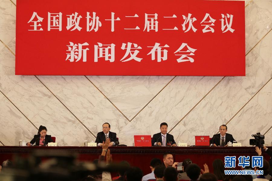 2014兩會首場發布會記者表情：“拍照神器”