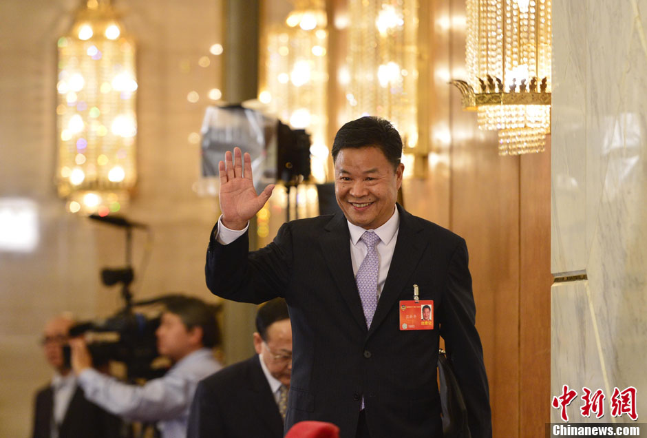 2014兩會首場發(fā)布會記者表情：“拍照神器”