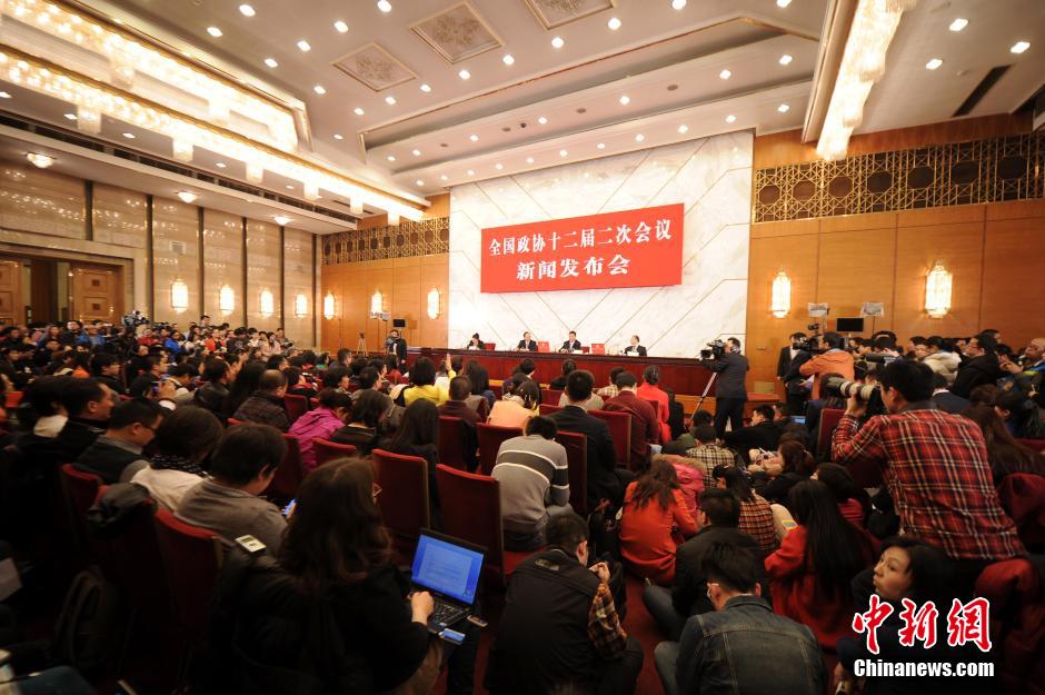 2014兩會首場發布會記者表情：“拍照神器”