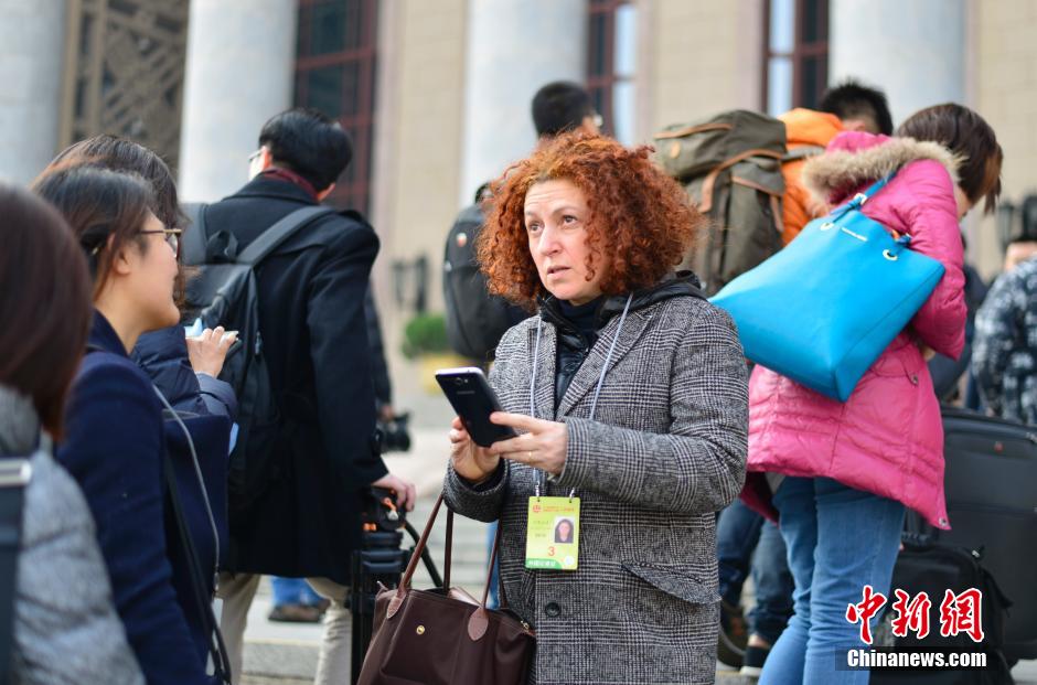 2014兩會首場發布會記者表情：“拍照神器”