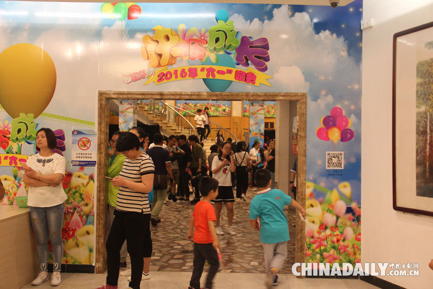 TFBOYS參加央視六一晚會錄制 并為中國日報35周年獻祝福