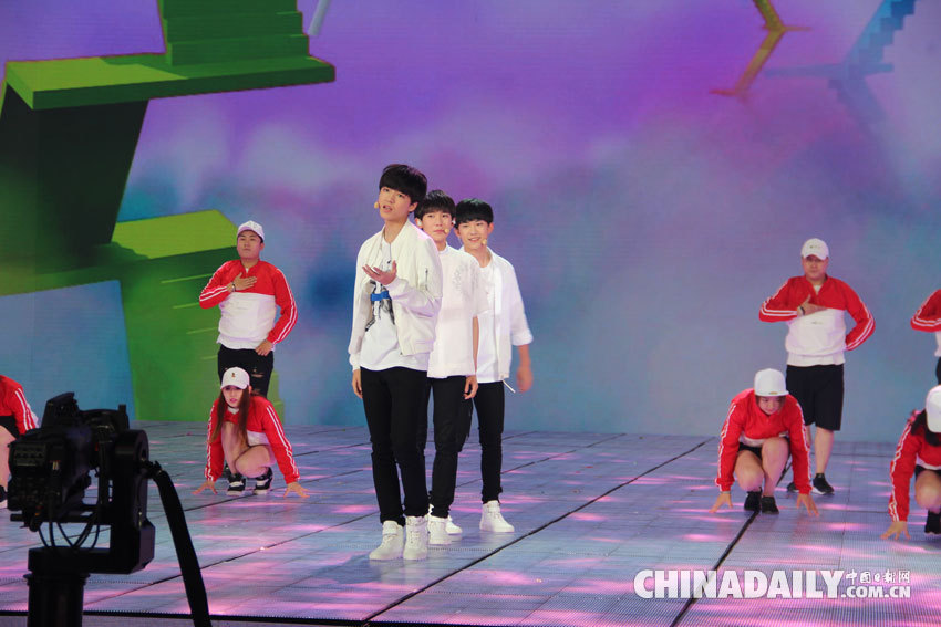 TFBOYS參加央視六一晚會錄制 并為中國日報35周年獻祝福