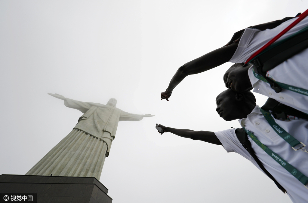 難民代表隊(duì)興致勃勃游里約 基督像受熱捧