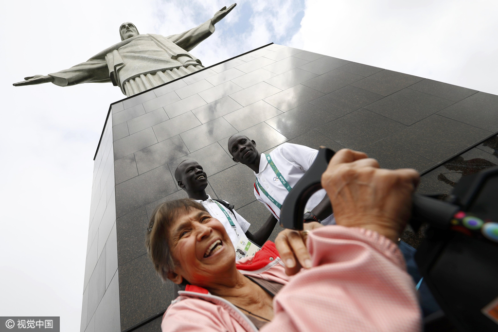 難民代表隊(duì)興致勃勃游里約 基督像受熱捧