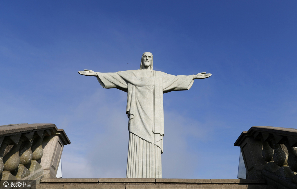 難民代表隊(duì)興致勃勃游里約 基督像受熱捧