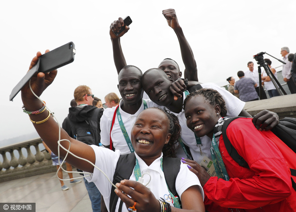 難民代表隊(duì)興致勃勃游里約 基督像受熱捧