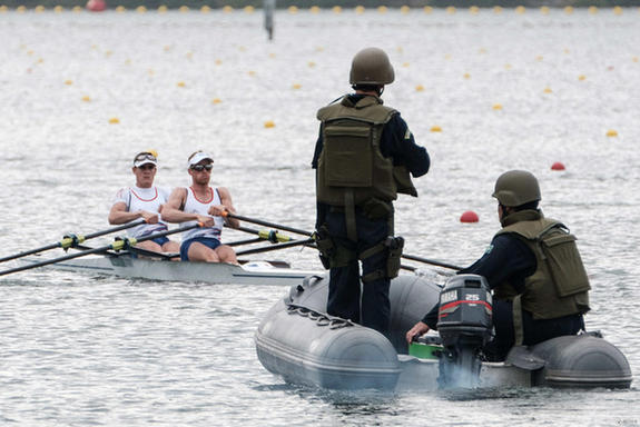 各國(guó)賽艇隊(duì)積極備戰(zhàn) 士兵在側(cè)確保安全