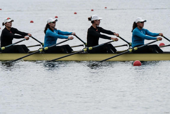 各國賽艇隊積極備戰(zhàn) 士兵在側確保安全