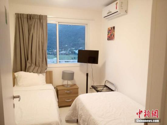 當(dāng)?shù)貢r(shí)間7月29日消息，巴西里約，奧運(yùn)會開幕之日已經(jīng)近在咫尺，部分來自世界各地的記者已經(jīng)進(jìn)駐媒體村。“村里”的生活起居安排、設(shè)施如何，各國記者們又會在這里怎樣度過未來近一個(gè)月的時(shí)間呢？帶著這些問題，我們來到媒體村一探究竟。圖為記者房間，除了兩張床外，富余的空間并不多。 <a target=&apos;_blank&apos; href=&apos;http://www.chinanews.com/&apos;><p align=