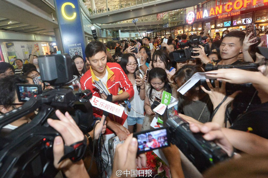 中國(guó)游泳隊(duì)抵達(dá)北京 傅園慧和寧澤濤被大批粉絲包圍