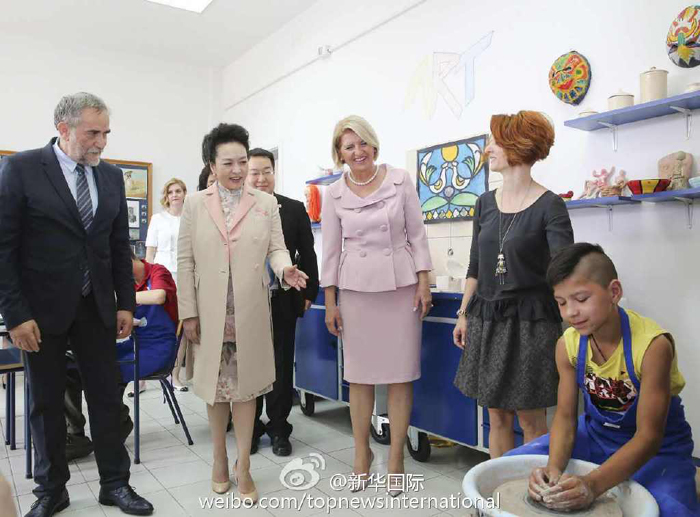 彭麗媛同塞爾維亞特殊教育學校學生互贈禮物