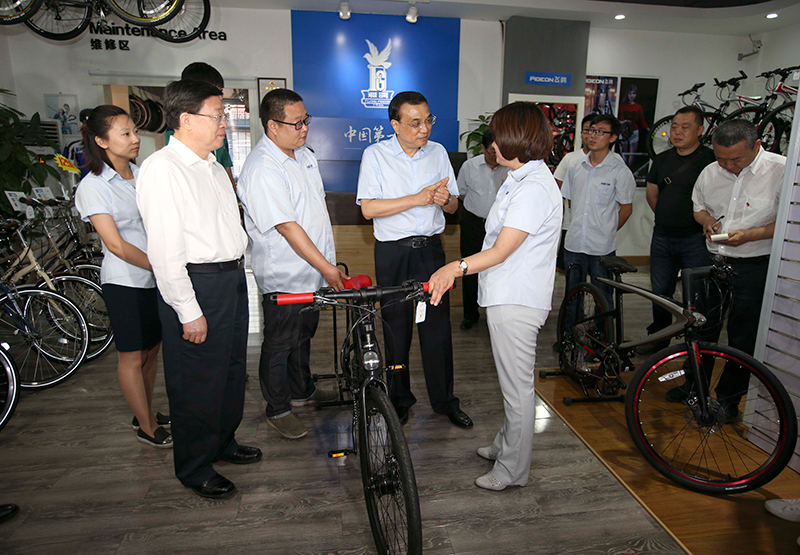 李克強體驗“飛鴿”：我愿為中國自行車做廣告
