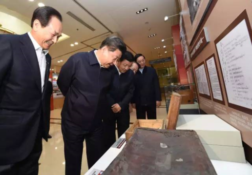 “與黨和人民同呼吸，與時代共進步”