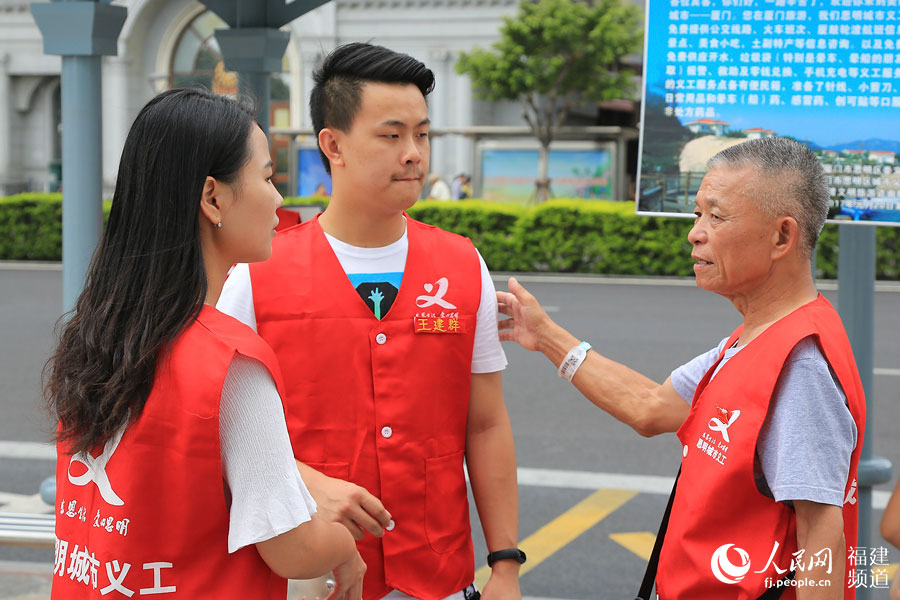 年近七旬志愿者迎“金磚”忙活一個月學外語還學國際禮儀