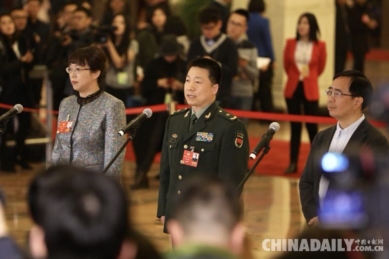 全國政協委員接受采訪