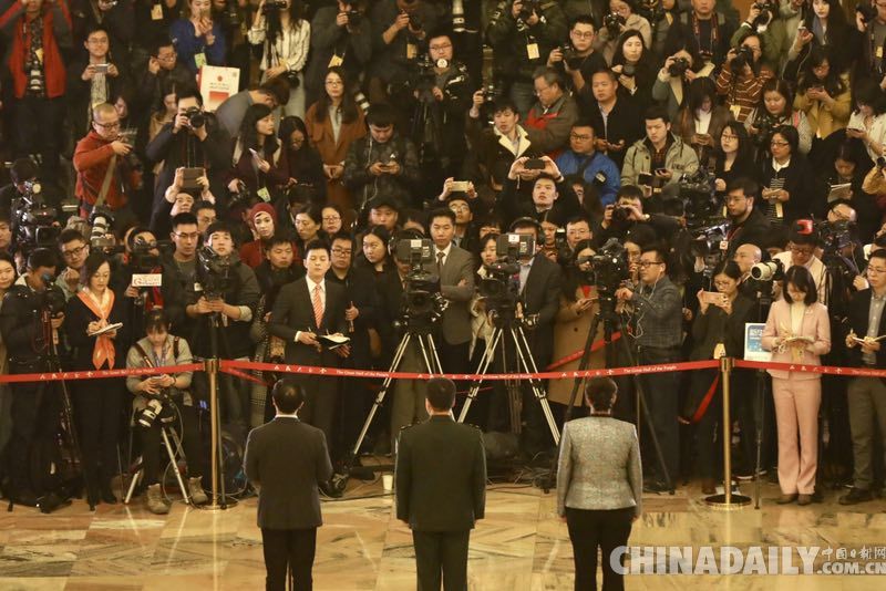 全國政協委員接受采訪