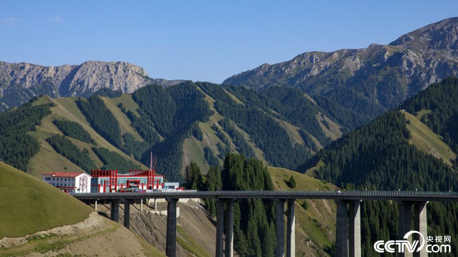 【新時(shí)代·幸福美麗新邊疆】在中國最長高速公路邂逅新疆第一高橋