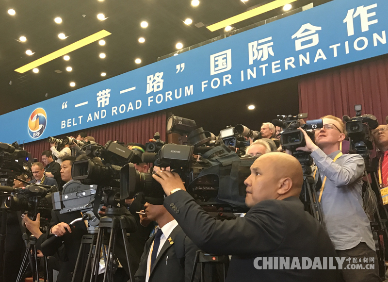 習(xí)近平在“一帶一路”國(guó)際合作高峰論壇開幕式上發(fā)表主旨演講時(shí)強(qiáng)調(diào)絲路精神是人類文明的寶貴遺產(chǎn)