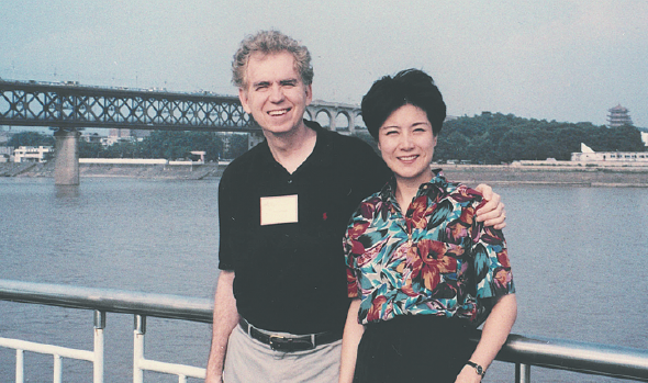 從陪同鄧小平觀看牛仔表演到擔任姚明律師：一個美國人與中國四十年的不解之緣