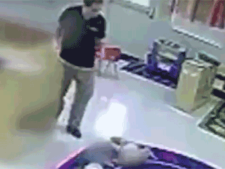 令人發指 幼兒園男老師居然這樣對孩子