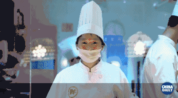 【學中文懂中國】英國小哥有點飄了，都敢和中國小姐姐比賽包餃子了！