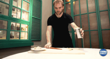 【學中文懂中國】英國小哥有點飄了，都敢和中國小姐姐比賽包餃子了！