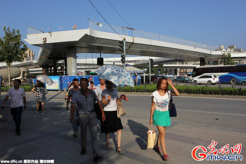 武漢一人行天橋遲遲未完工 影響出行被市民戲稱(chēng)“斷頭”橋