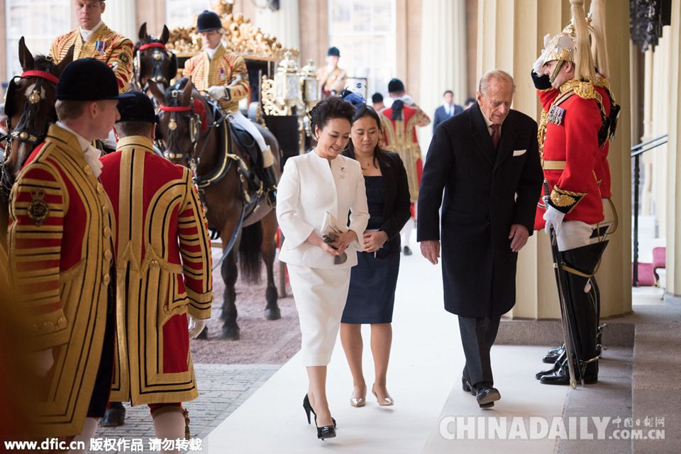 彭麗媛優雅白色套裝參觀皇室藏品