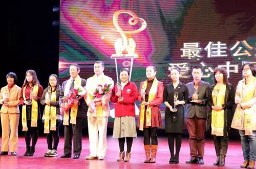 鳳凰網“美麗童行”獲愛心中國盛典年度最佳公益組織獎