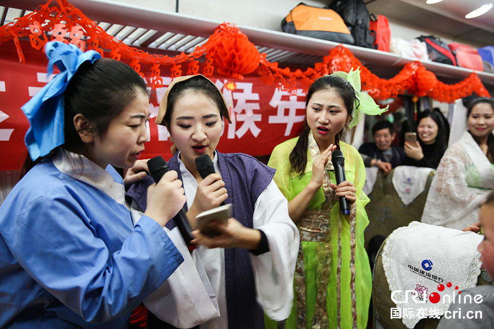 【網(wǎng)絡(luò)媒體走轉(zhuǎn)改】列車春晚鬧新春 溫暖回家過(guò)大年
