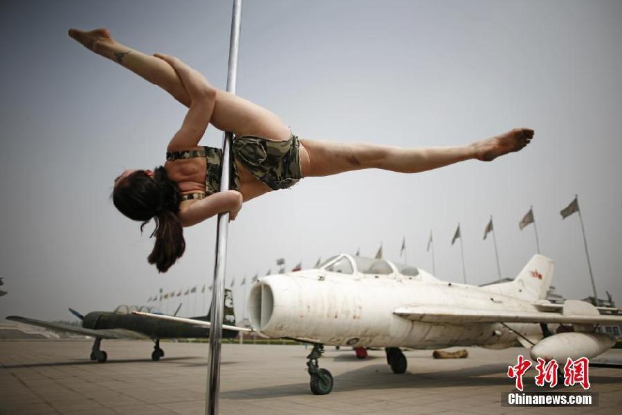 盤(pán)點(diǎn)鋼管舞性感著裝 比基尼鄉(xiāng)村花衣齊上陣