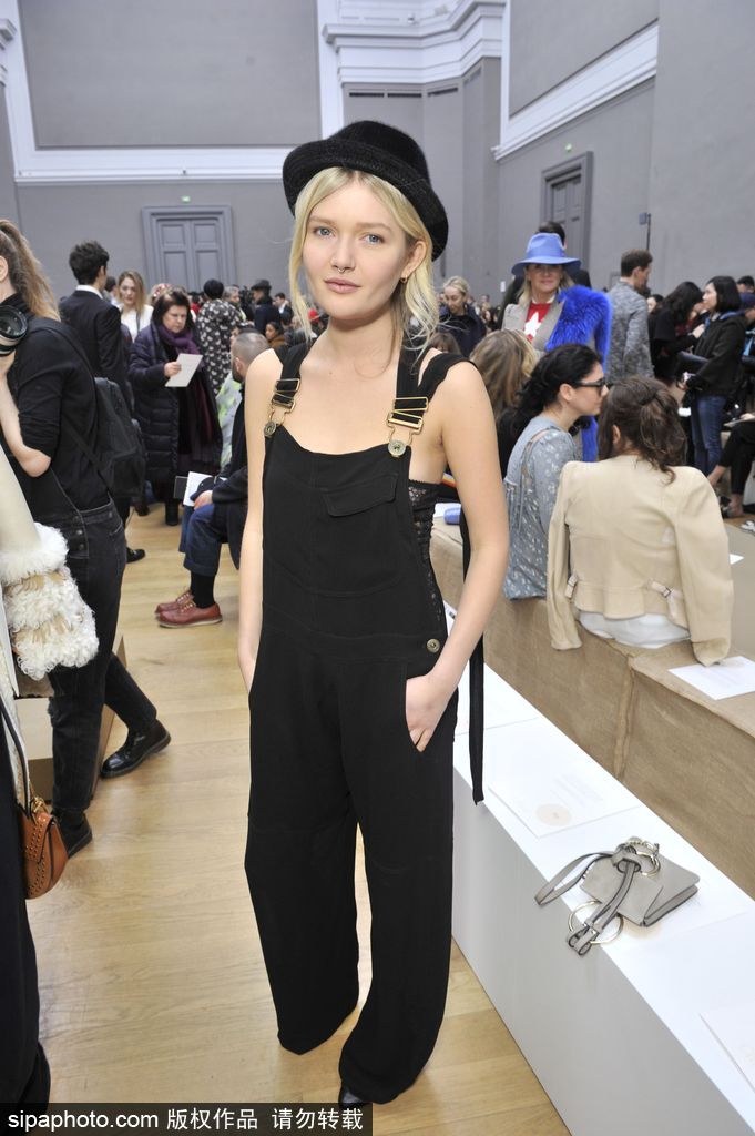 盤點(diǎn)：應(yīng)對三伏天穿搭指南 再脫一件！光著身子穿背帶褲才潮