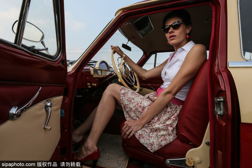 稀有古董車大集結(jié) 莫斯科舉行復(fù)古車游行