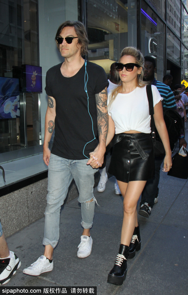 盤點：七夕虐狗模式開啟 歐美明星情侶街拍恩愛衣品一起秀！