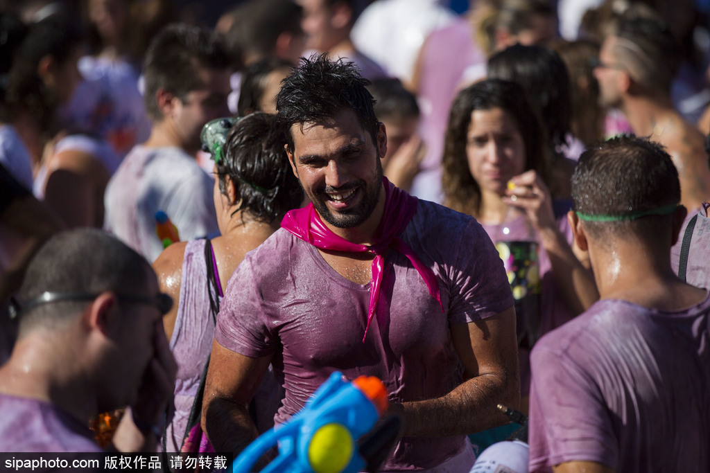 西班牙小鎮舉行“紅酒大戰” 上演紫色狂歡