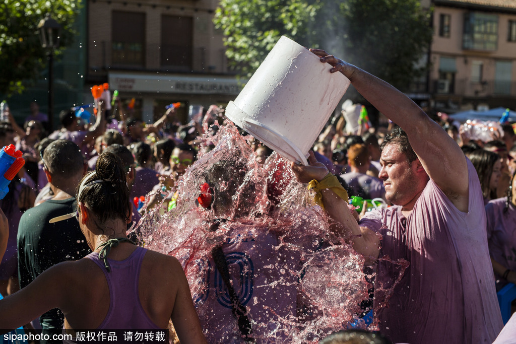 西班牙小鎮舉行“紅酒大戰” 上演紫色狂歡