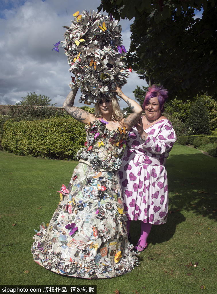 英國殘疾設計師設計奇葩“報紙裙” 由110份報紙組成