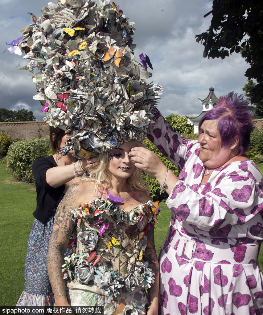 英國殘疾設計師設計奇葩“報紙裙” 由110份報紙組成