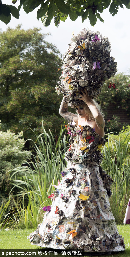 英國殘疾設計師設計奇葩“報紙裙” 由110份報紙組成