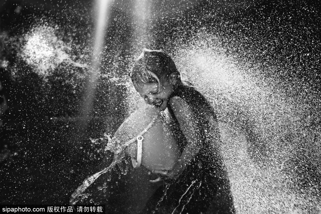 “童年不插電”系列經(jīng)典攝影作品 童趣黑白最純粹