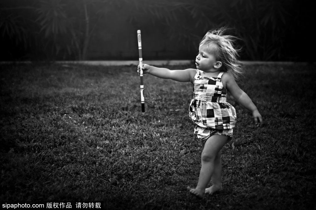 “童年不插電”系列經典攝影作品 童趣黑白最純粹