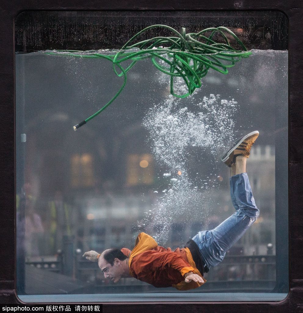 英國：水下表演項目Holoscenes亮相倫敦 所有節(jié)目在狹小水缸中完成